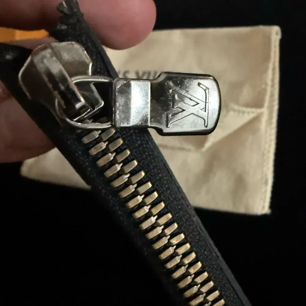 Used in excellent condition Louis Vuitton blk Gray Eclipse Monogram Card Holder